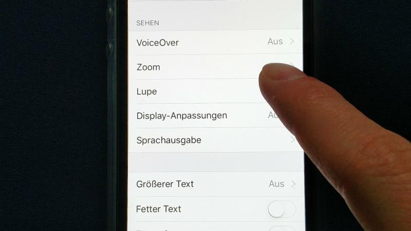 Display des Smartphones zeigt Auswahlliste für Bedienelemente