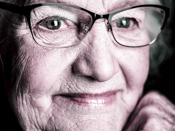 Portraitfoto einer älteren Dame mit Brille