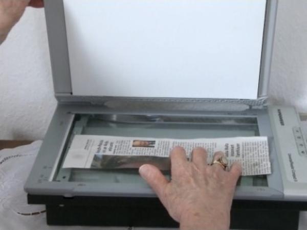 Vorlegerät in Form eines Flachbettscanners, Schriftstück wird eingelegt