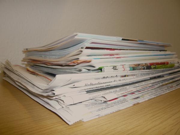 Ein Stapel Tageszeitungen auf einem Tisch
